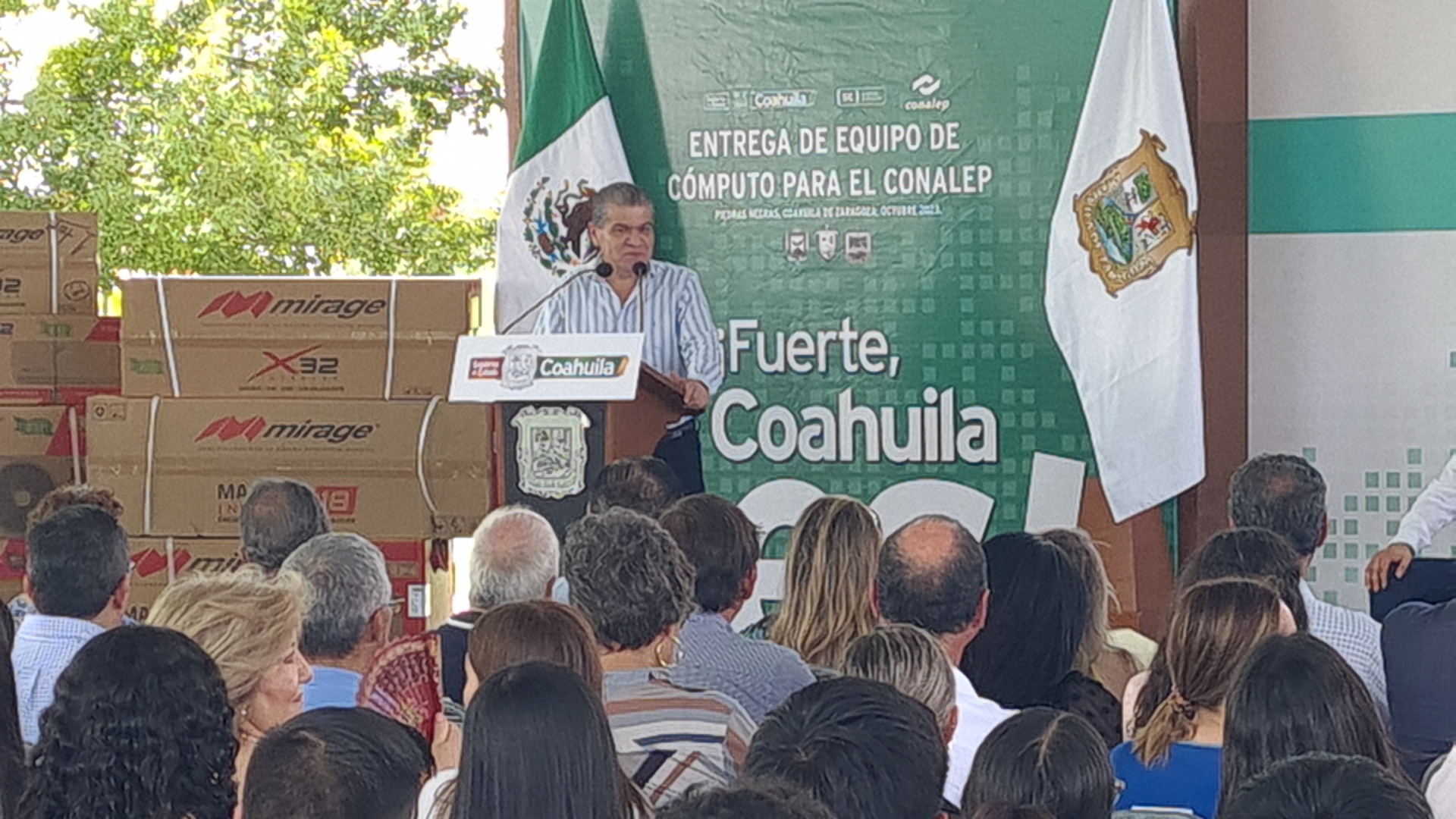 Miguel Riquelme entrega equipo de cómputo a los planteles del Conalep en Piedras Negras, Acuña y Frontera