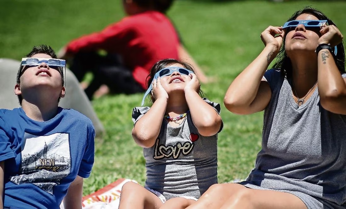 Lo ideal es explicarle al menor la diferencia entre los tipos de eclipses. (EFE)