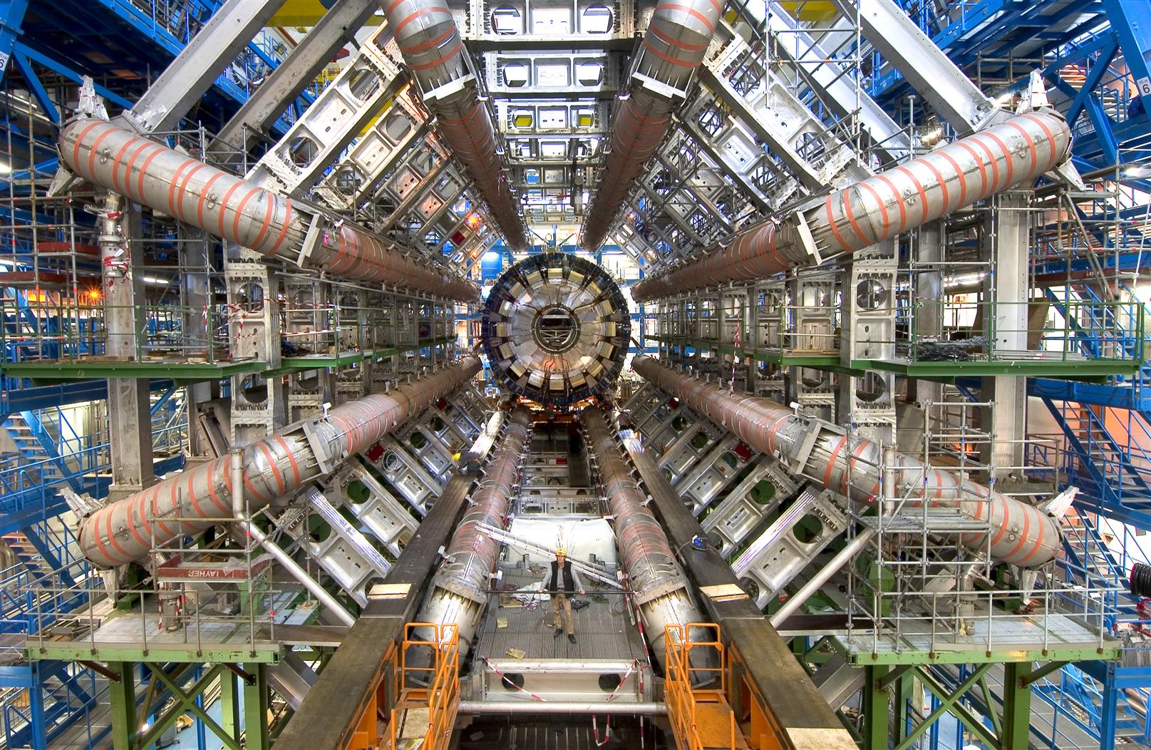 En el CERN -concretamente a unos 100 metros de profundidad- funciona el Gran Colisionador de Hadrones.