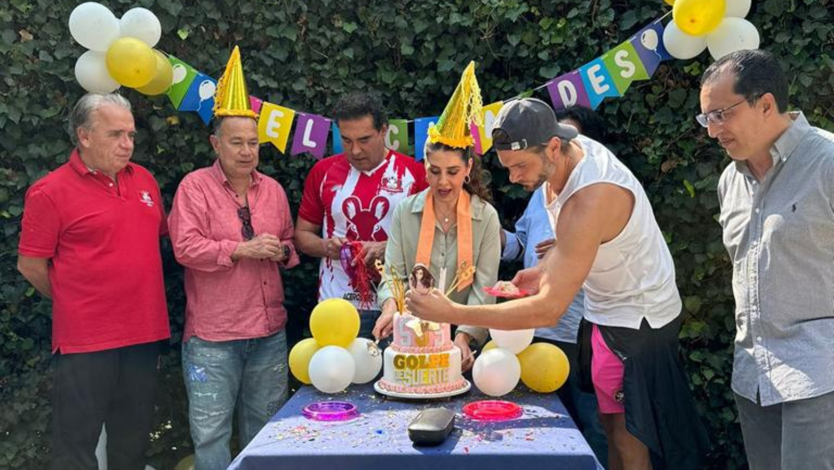 Elenco de Golpe de suerte sorprende a Mayrín Villanueva en su cumpleaños 