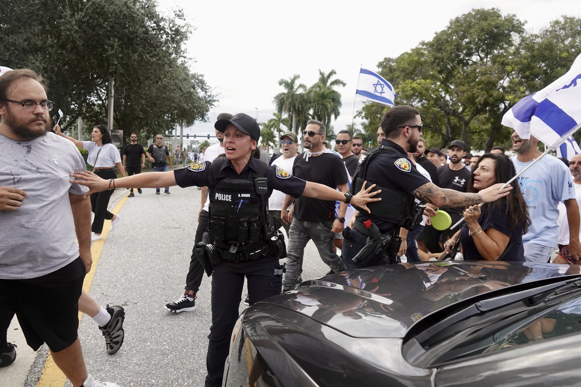 Simpatizantes de Israel y de Palestina desatan caos en Florida; arrestan a un manifestante