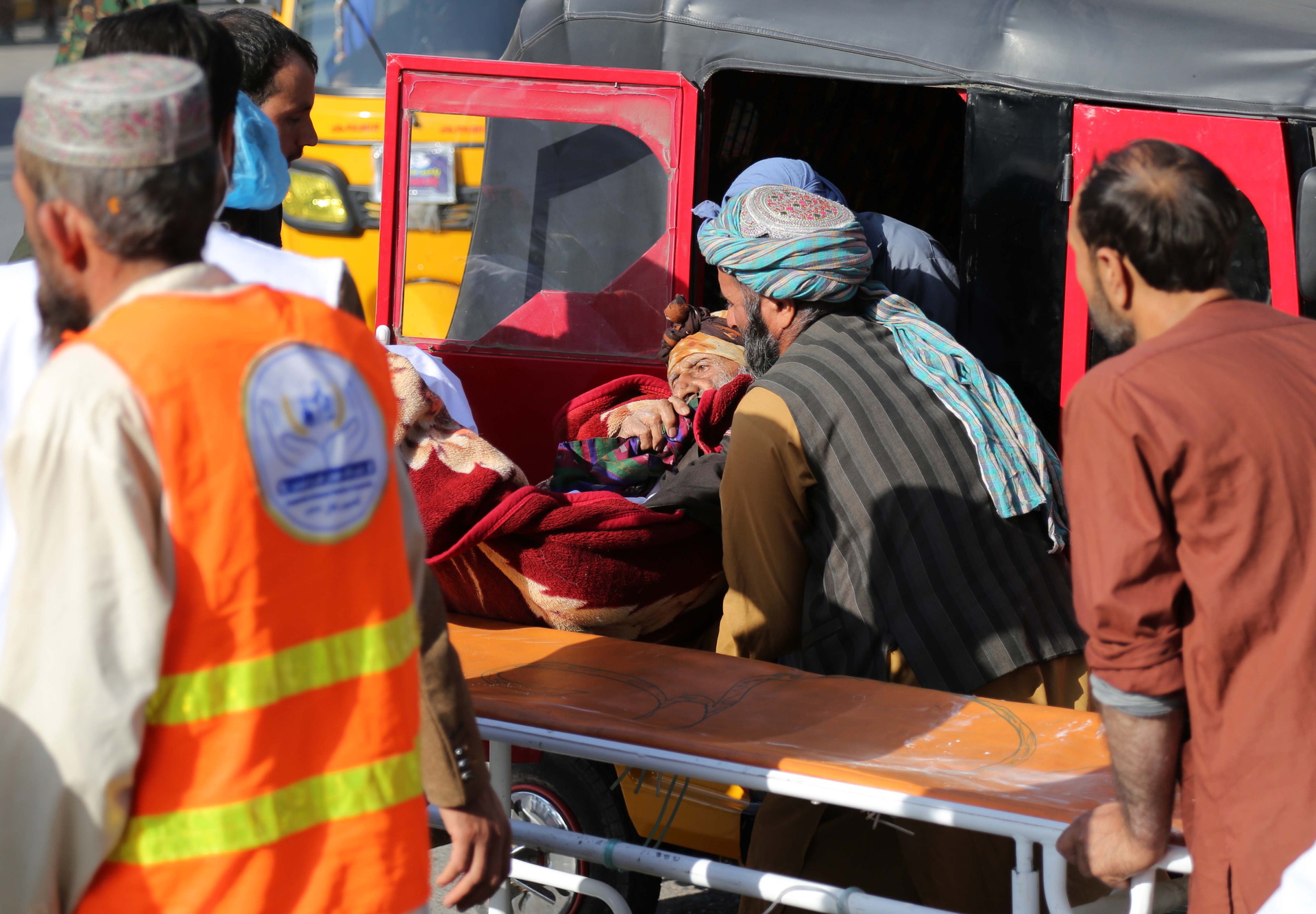 Nuevo terremoto de magnitud 6.3 sacude el oeste de Afganistán y aumenta a 153 los heridos