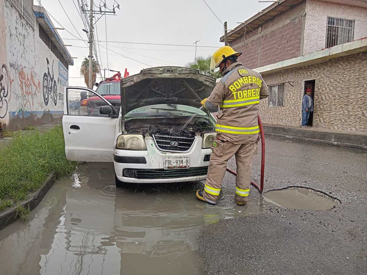 Sofocan siniestro de motor de auto Secadora arde en llamas