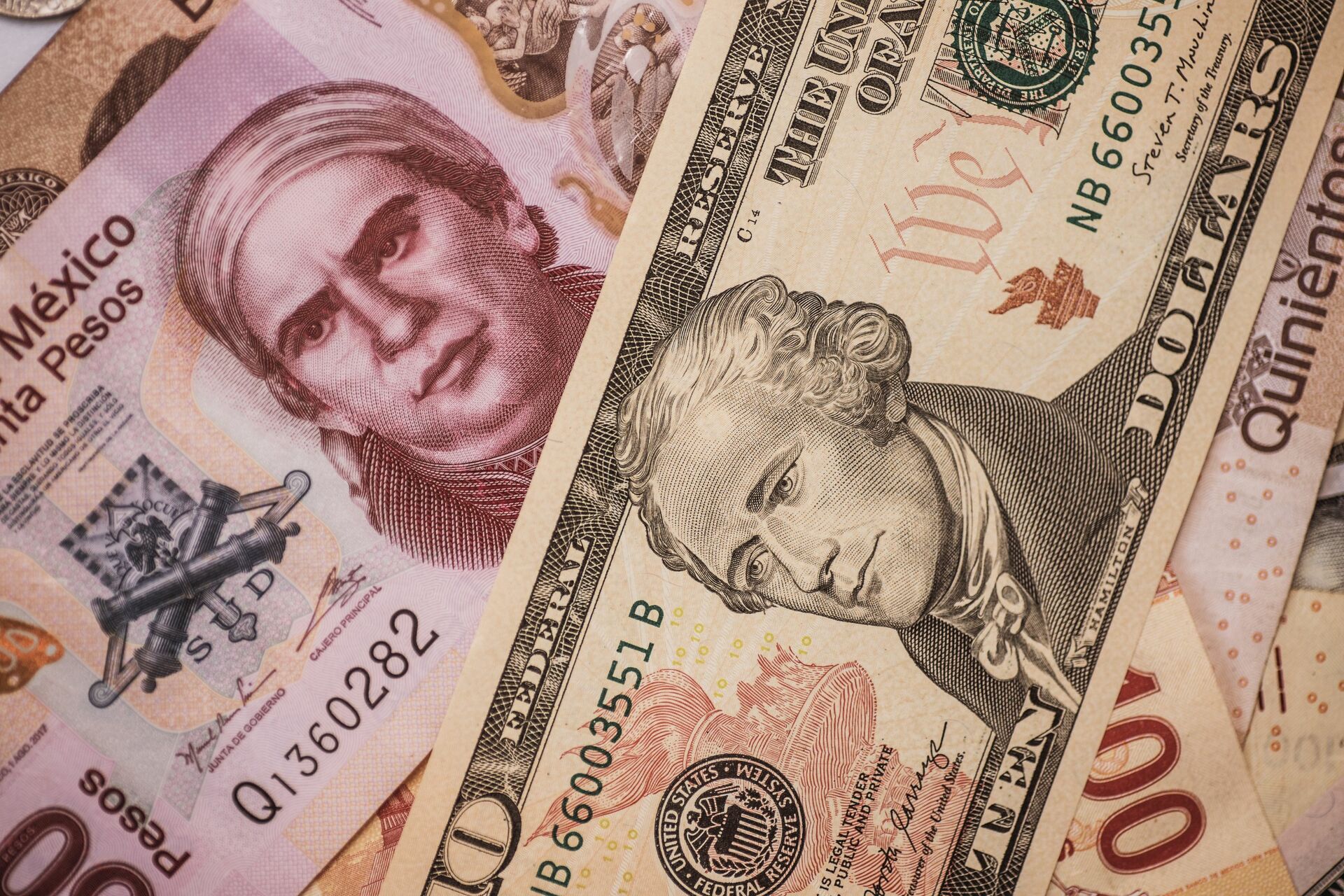 Dólar abre en 17.9 pesos al mayoreo este viernes en los mercados internacionales
