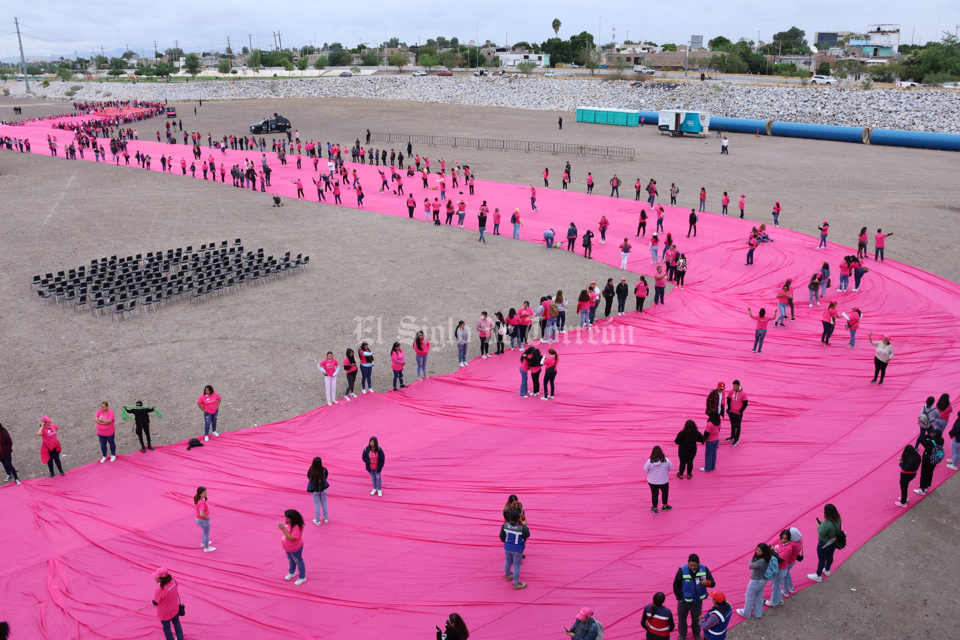 La Laguna rompe el Récord Guinness del moño rosa más grande del mundo 