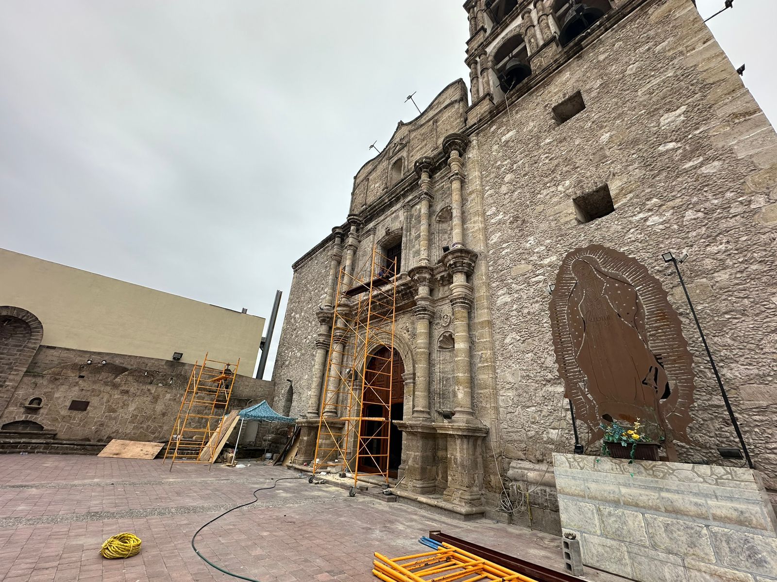 El arquitecto Andres Ramírez Salazar, encargado de la restauración, explicó que se utilizaron métodos de construcción iguales a los utilizados cuando fue construida esta edificación. (SERGIO A. RODRÍGUEZ / EL SIGLO DE TORREÓN)