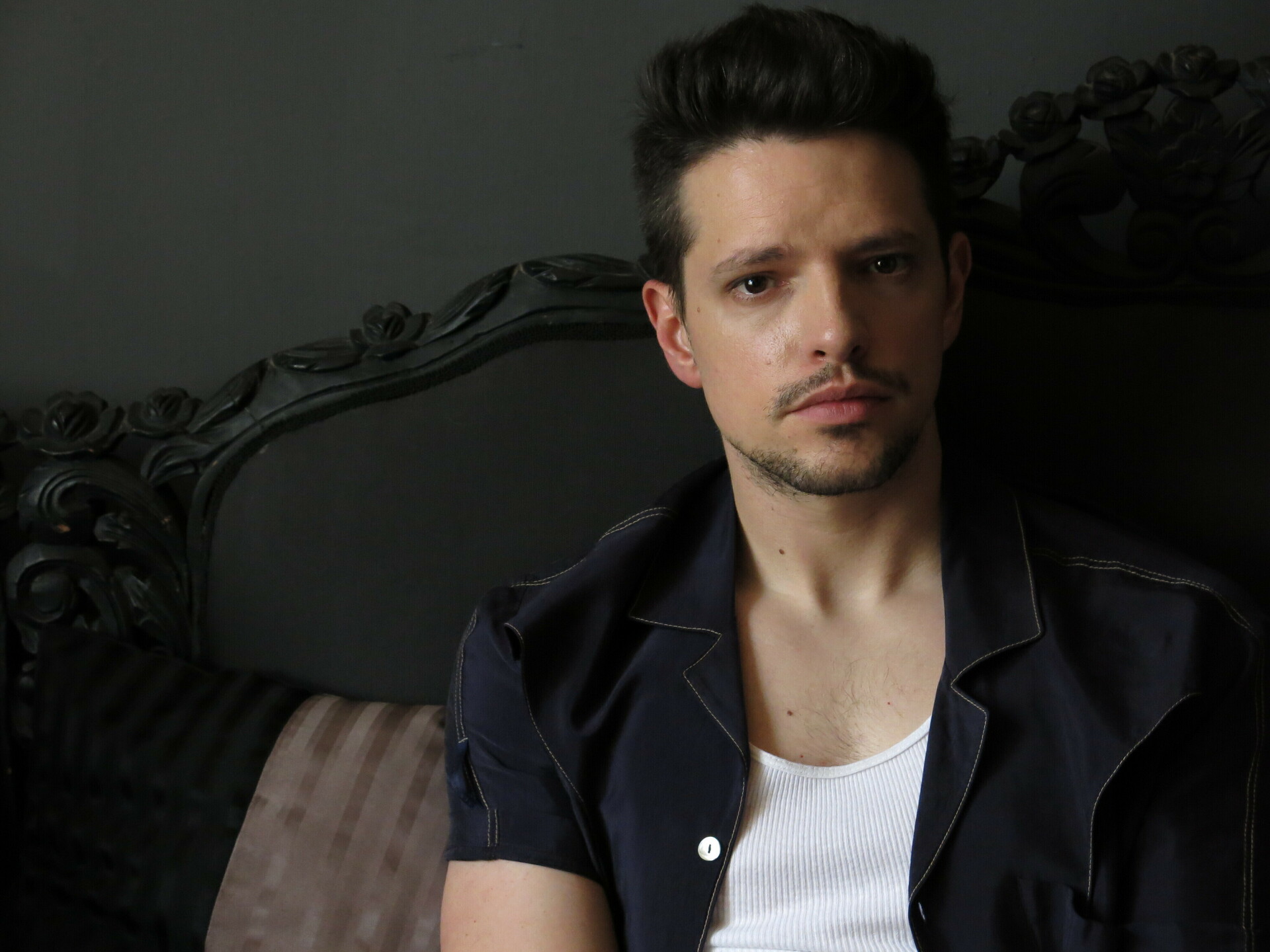 Lasso llega a los Latin Grammy con sus Ojos marrones