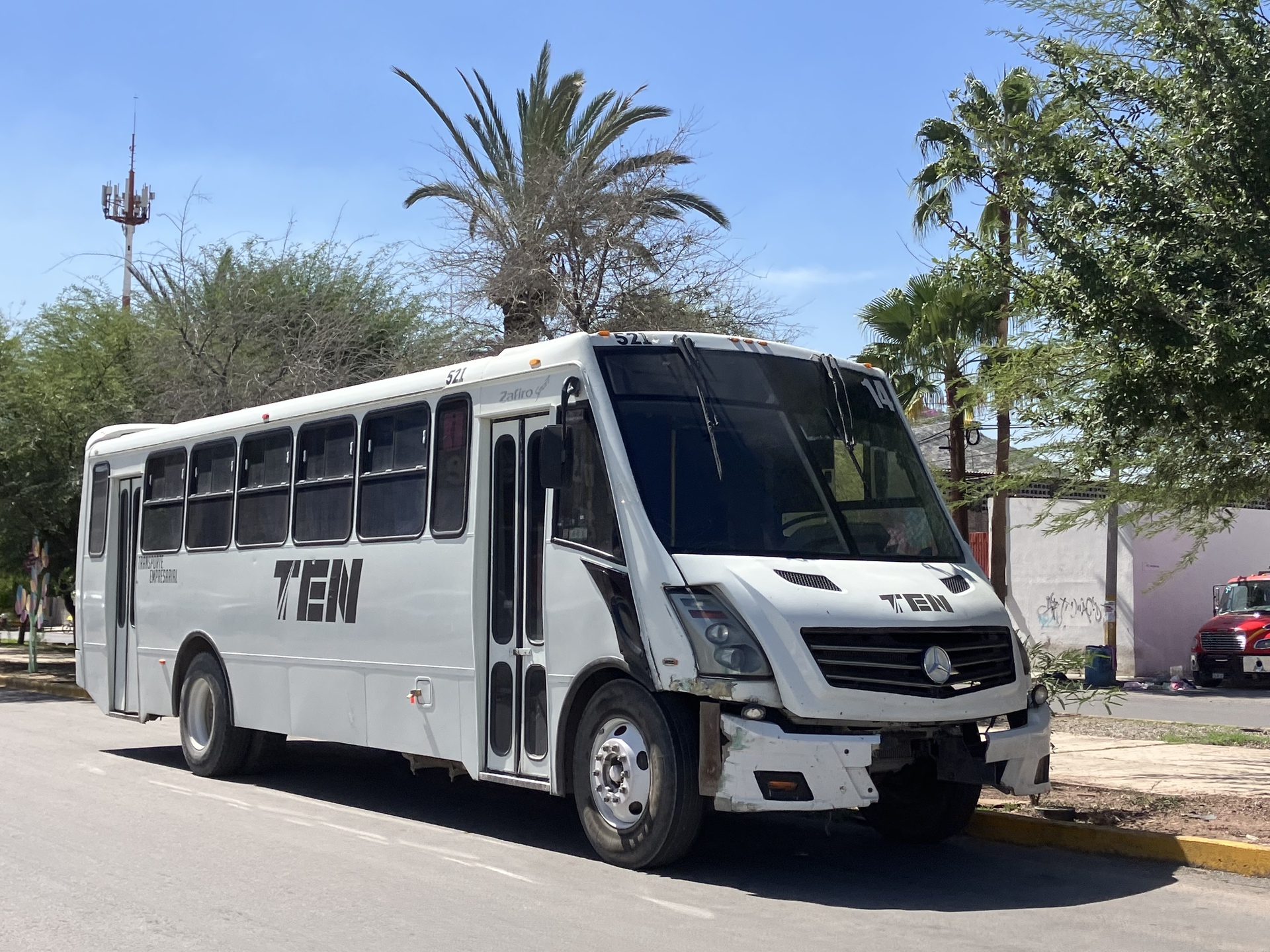 Chocan camión de personal y automóvil en la colonia Residencial del