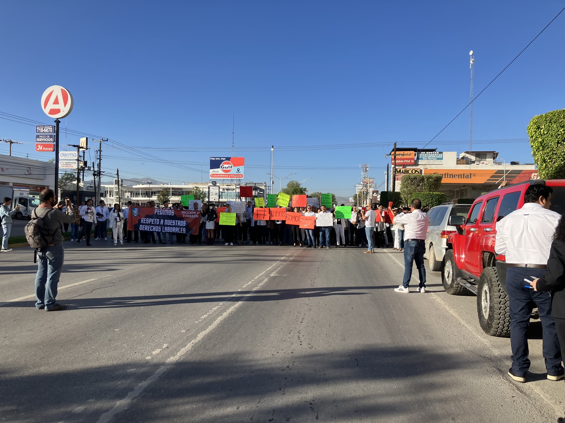 Desquician el tráfico en Torreón con protesta en el Poder Judicial de la Federación