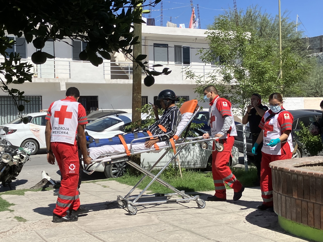 Motociclista termina en el hospital tras ser impactado por auto