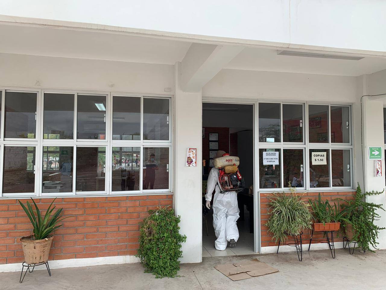 Los trabajos son realizados por personal de Vectores de la Dirección de Salud Municipal, en colonias y fuentes de espacios públicos de Torreón.