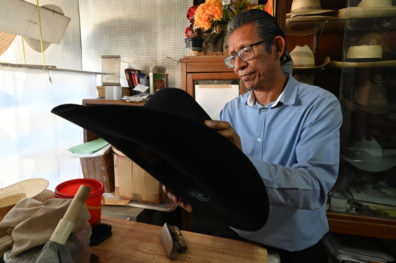 Su dueño y guardián, José Alberto Serrano, es un hombre cuya pasión por los sombreros trasciende generaciones. (VERÓNICA RIVERA)