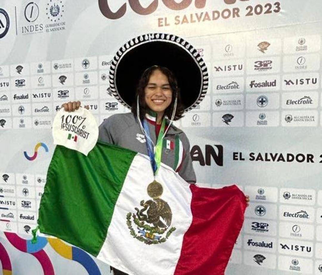 Nadadora lagunera Andrea Santos Arámbula aspira al Premio Estatal del Deporte 2023 en Durango