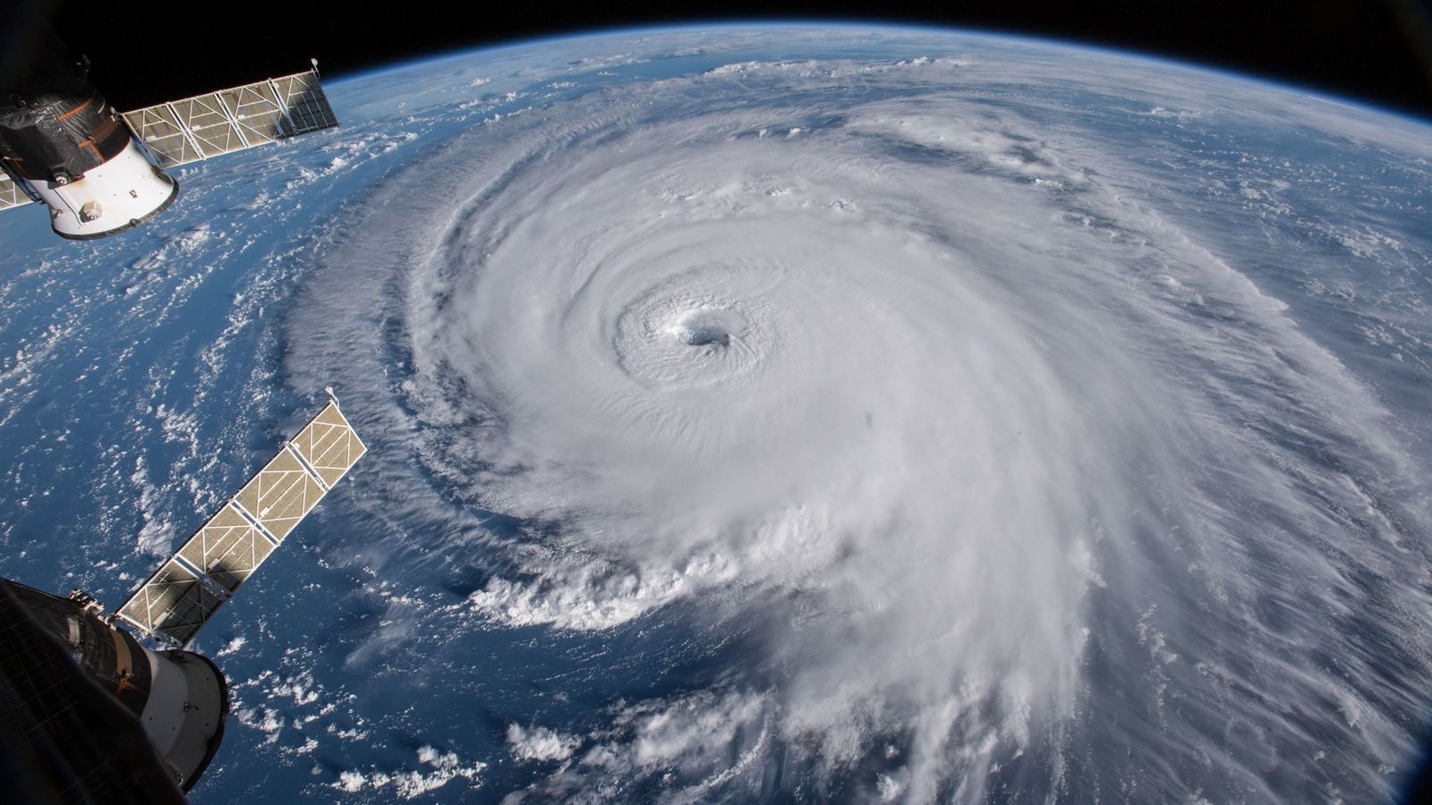 ¿Cómo se asigna el nombre de los huracanes? 