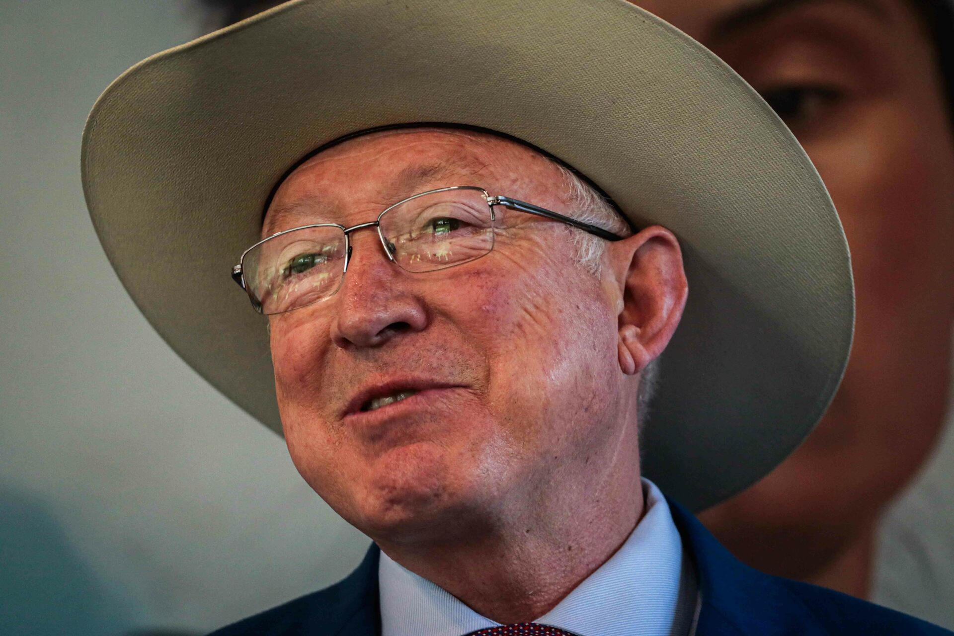 Ken Salazar reitera apoyo ante devastación por Otis