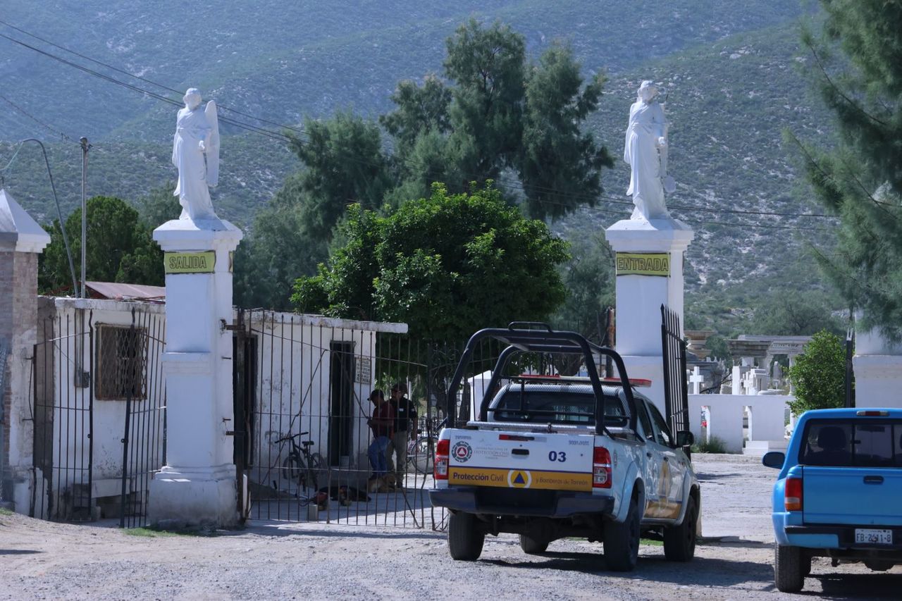 Listos los panteones municipales para recibir a más de 15 mil personas por la celebración del Día de Muertos. (VAYRON INFANTE)