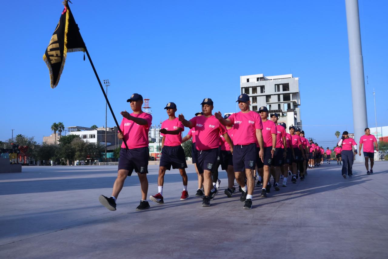 Cadetes de la Academia de Policía Torreón, vistieron de rosa para realizar un recorrido por las principales calles de la ciudad. (Foto: VAYRON INFANTE / EL SIGLO DE TORREÓN)