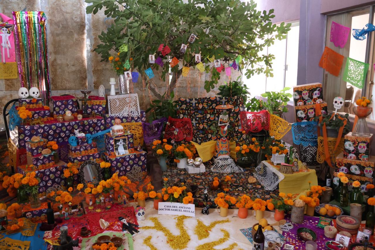 Casa del Anciano recuerda a sus fieles difuntos con altar de muertos en Torreón
