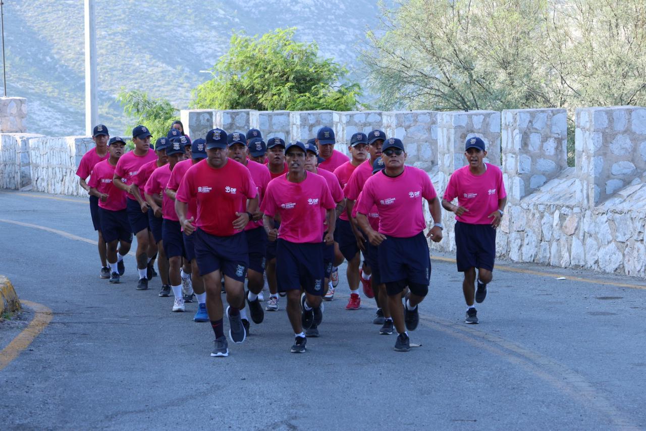 Cadetes de Academia de Policía visten de rosa y recorren Torreón