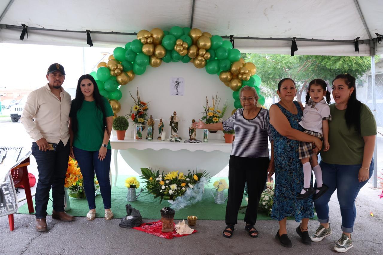 Con una tradicional reliquia para San Judas Tadeo, la familia Rodríguez da gracias por la vida de Enrique Sánchez. (EL SIGLO DE TORREÓN)