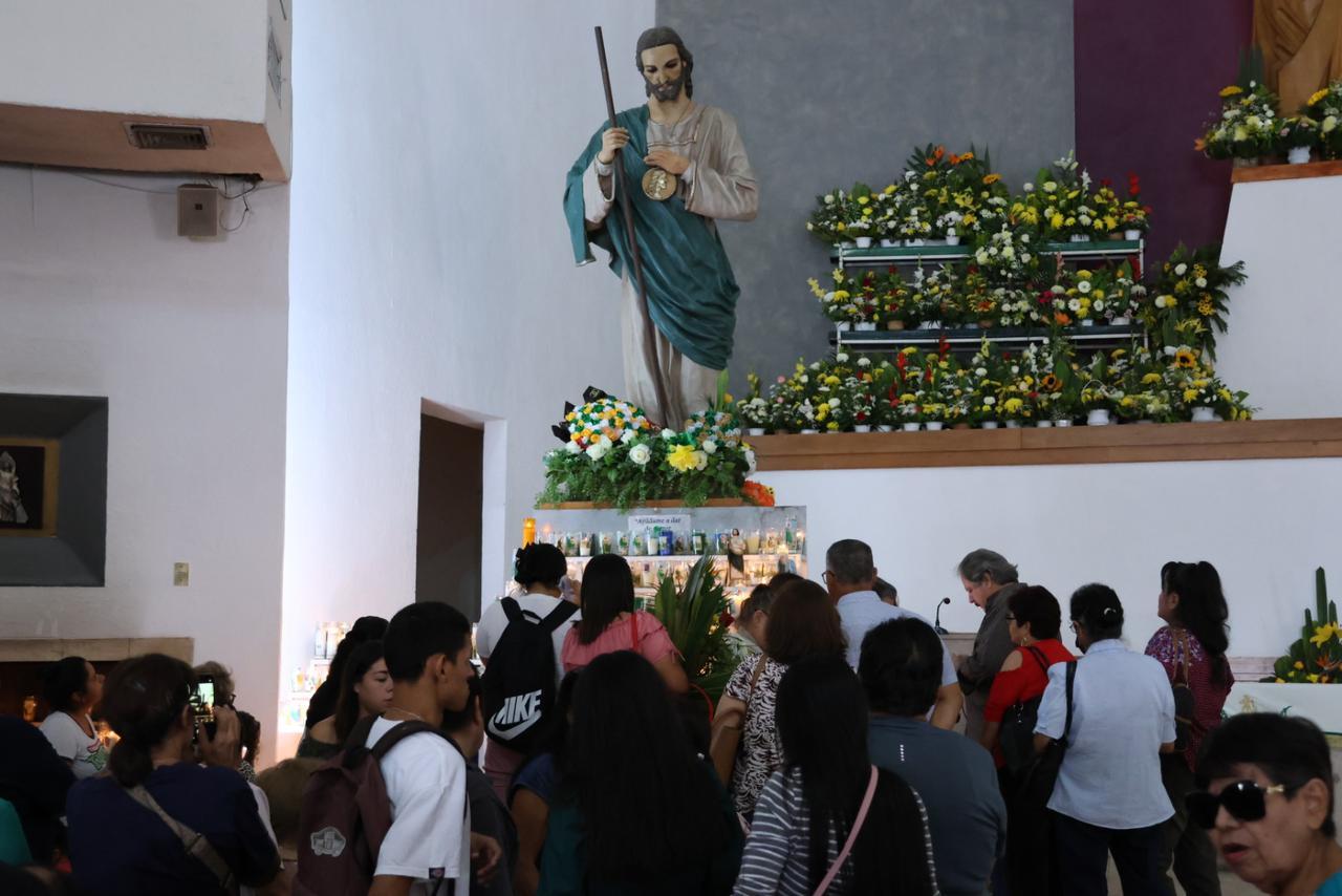 Devotos de San Judas Tadeo acudieron a la parroquia a darle gracias por los favores recibidos. (VAYRON INFANTE / EL SIGLO DE TORREÓN)