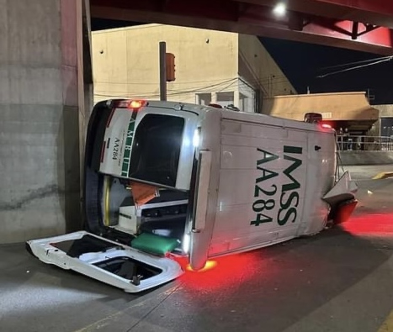 Tras el fuerte impacto, la ambulancia terminó volcada sobre su costado izquierdo.