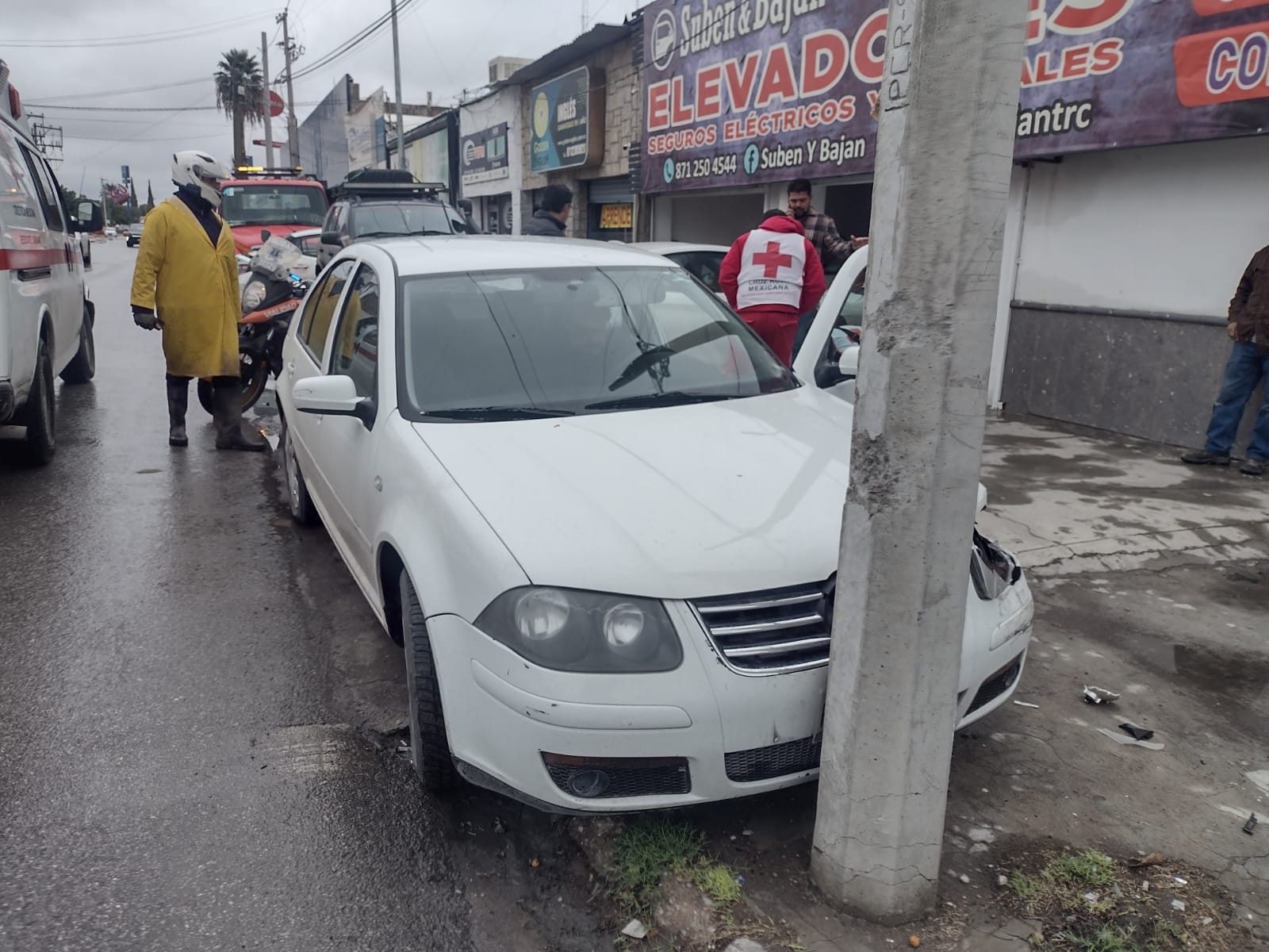 Conductor pierde el control y choca contra vehículo estacionado e ...