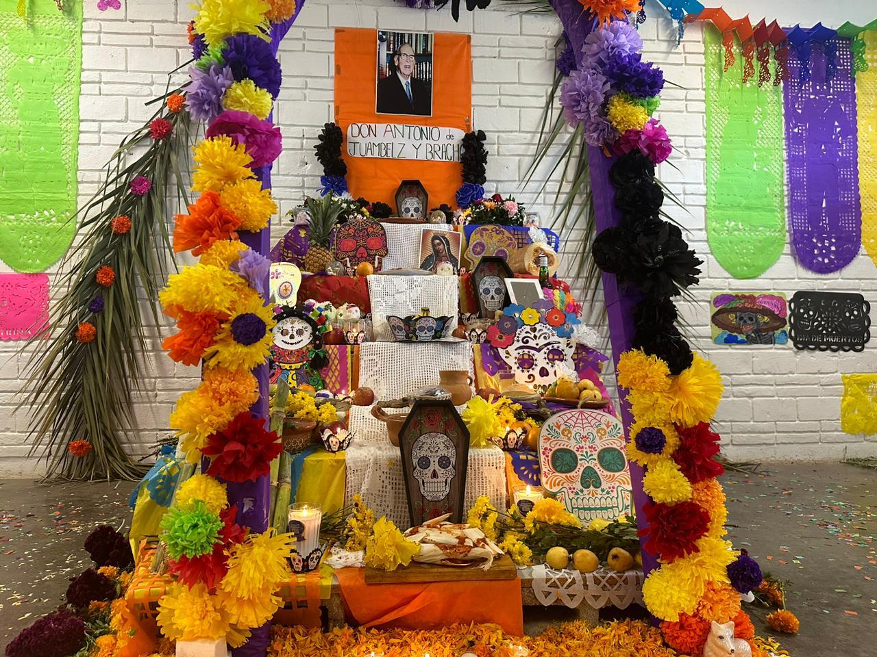 Esta semana se montó un altar de muertos en el Cbta en honor al fundador de El Siglo de Torreón. (ANGÉLICA SANDOVAL / EL SIGLO DE TORREÓN)