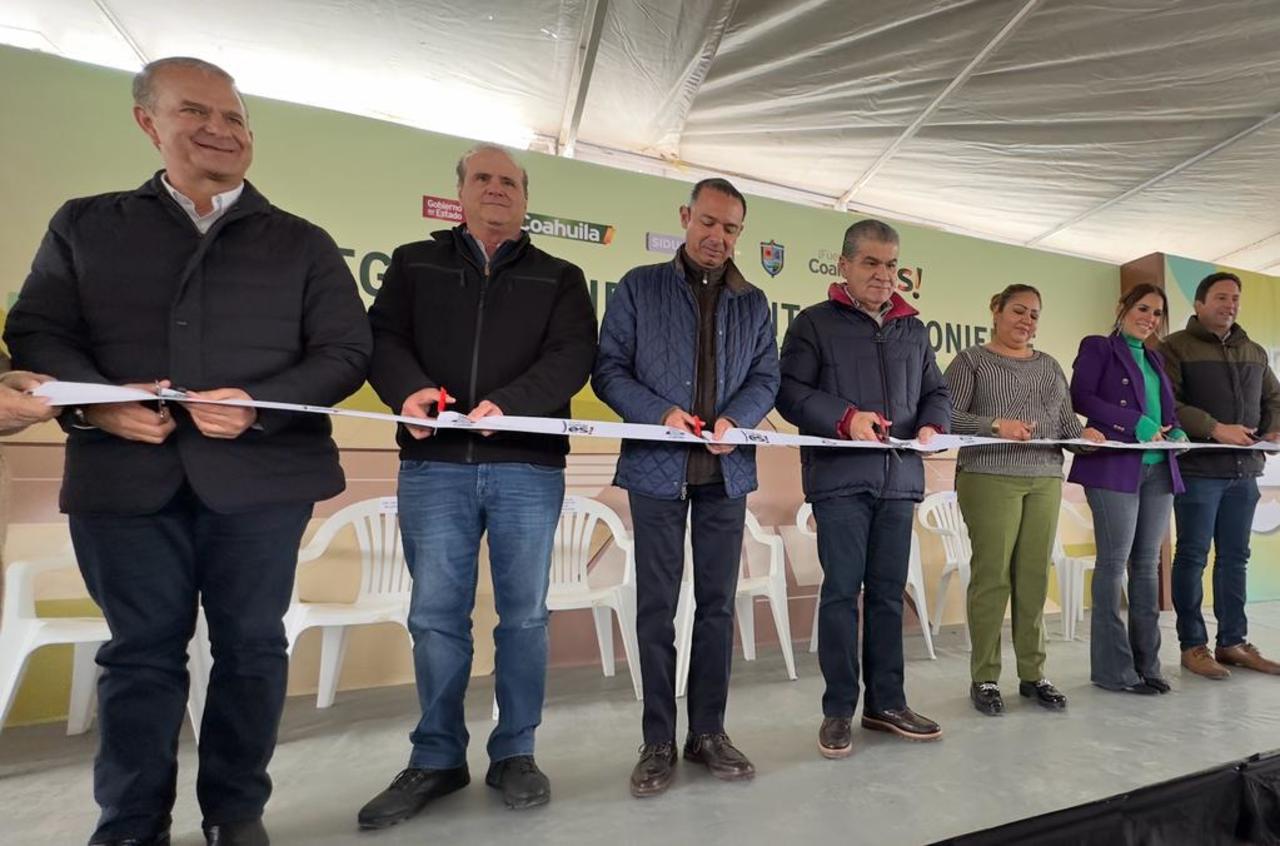El gobernador, Miguel Riquelme, entregó un Centro Comunitario, Estación de Bomberos y obras de pavimentación en Acuña.
