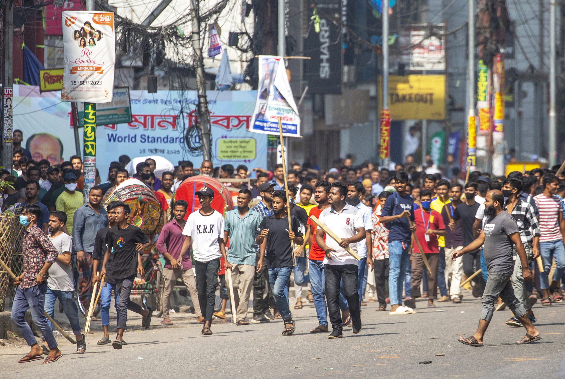 Protestas en Bangladesh se extienden a la industria textil y cierran cientos de fábricas