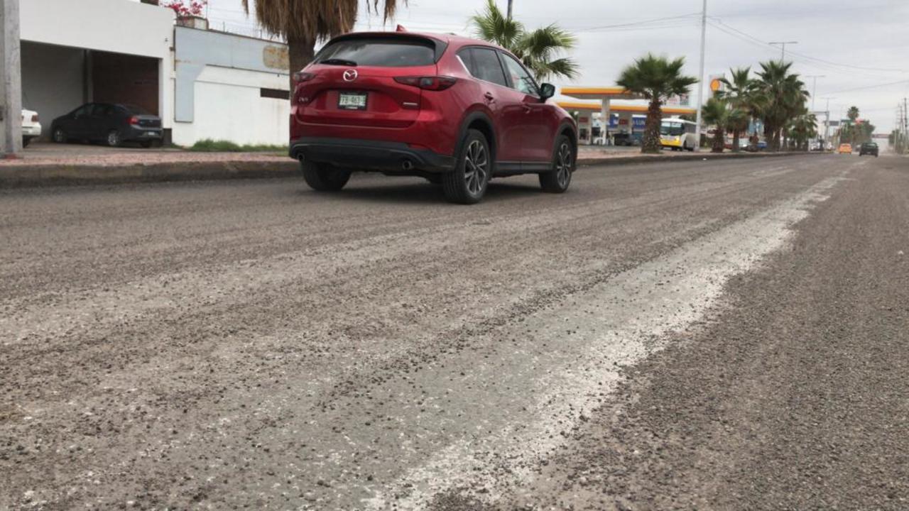 Reparan desprendimiento de asfalto en bulevar Diagonal de Las Fuentes de Torreón