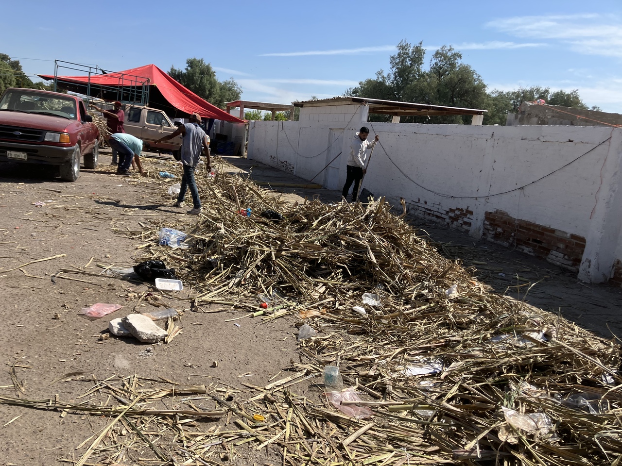 Retiran toneladas de basura de cementerio en Matamoros