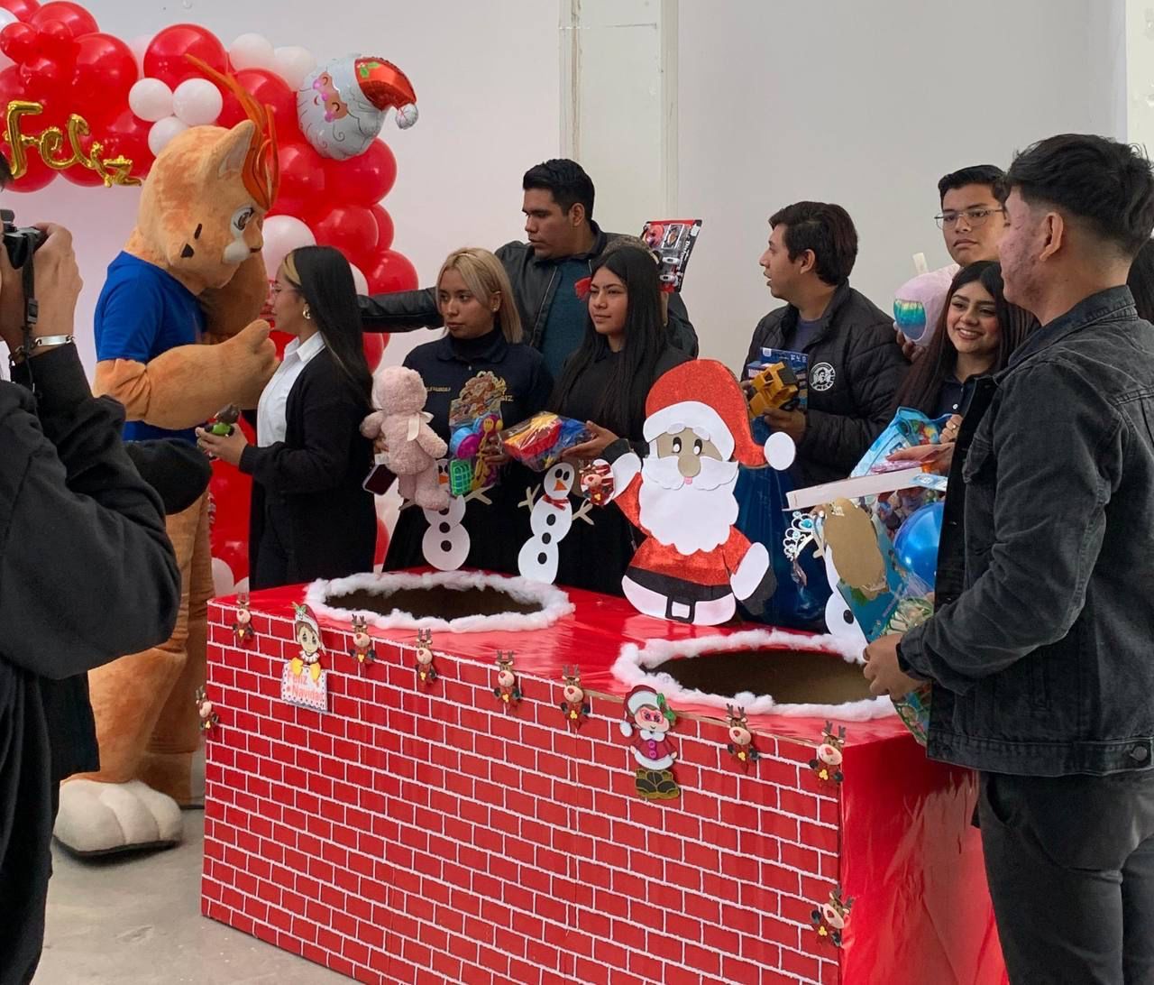 Estudiantes hacen un llamado a la sociedad lagunera para que participen en la recaudación de juguetes en beneficio de niños y niñas.