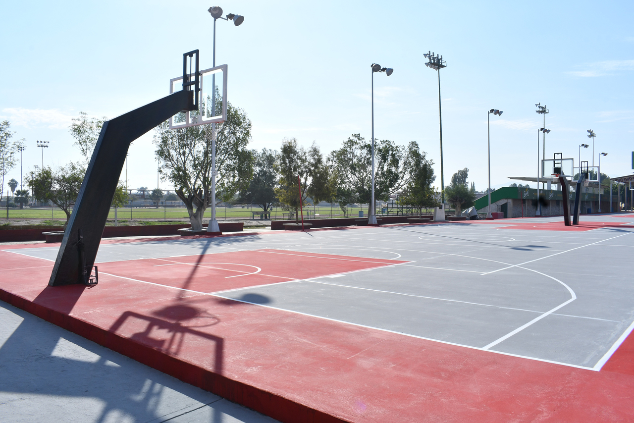Realizan mejoras en tres canchas de basquetbol en Unidad Deportiva de Torreón