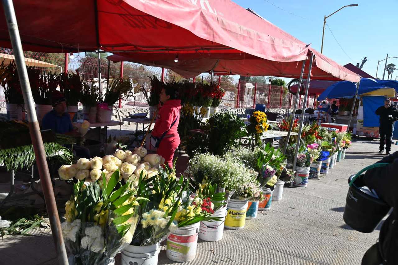 Al exterior de los panteones, los comerciantes ofertaron sus productos, entre los que destacaban flores, cañas de azúcar y gorditas. (EL SIGLO DE TORREÓN)