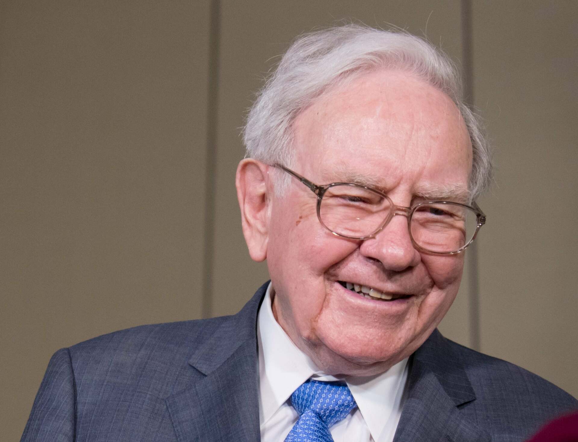 Empresa de Warren Buffett anota ganancias por 58 mil 649 millones de dólares en nueve meses y logra liquidez récord