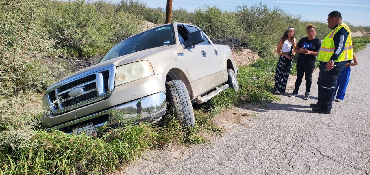 Conductora pierde el control de la unidad y casi vuelca en carretera