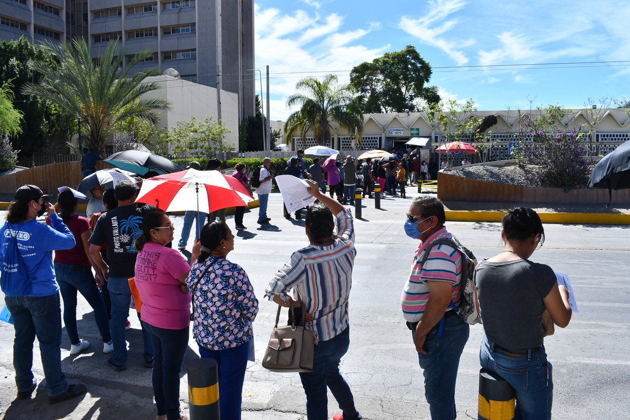 Por cuarta vez, derechohabientes del IMSS bloquean bulevar Revolución de Torreón