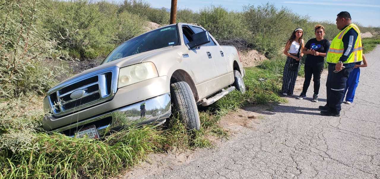 Pierde el control de unidad y casi vuelca en Torreón
