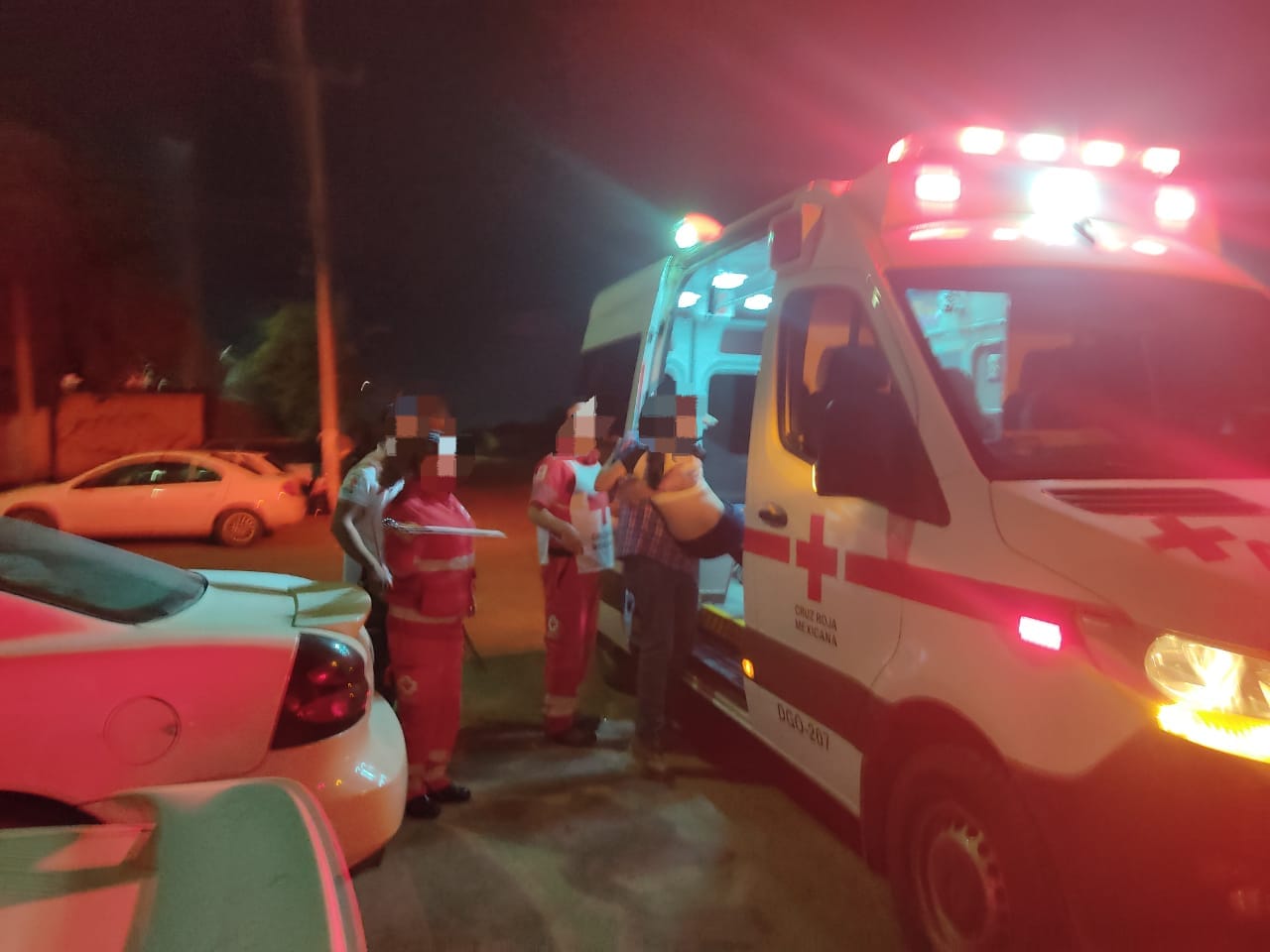 Paramédicos de la Cruz Roja arribaron al lugar para valorar a la menor y de inmediato la trasladaron a las instalaciones del Hospital General para su atención médica. (EL SIGLO DE TORREÓN)