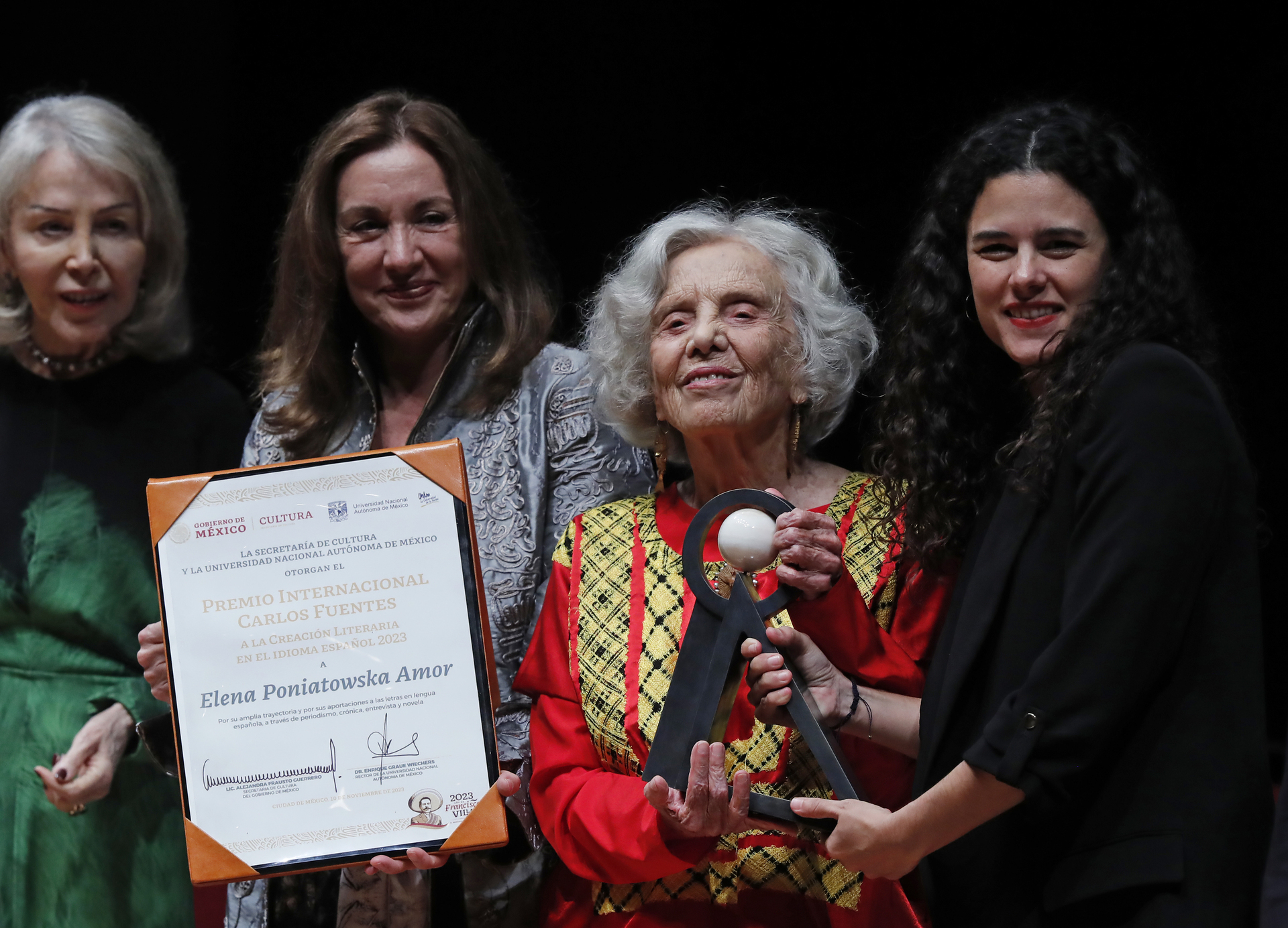Elena Poniatowska es reconocida con el Premio Internacional Carlos Fuentes