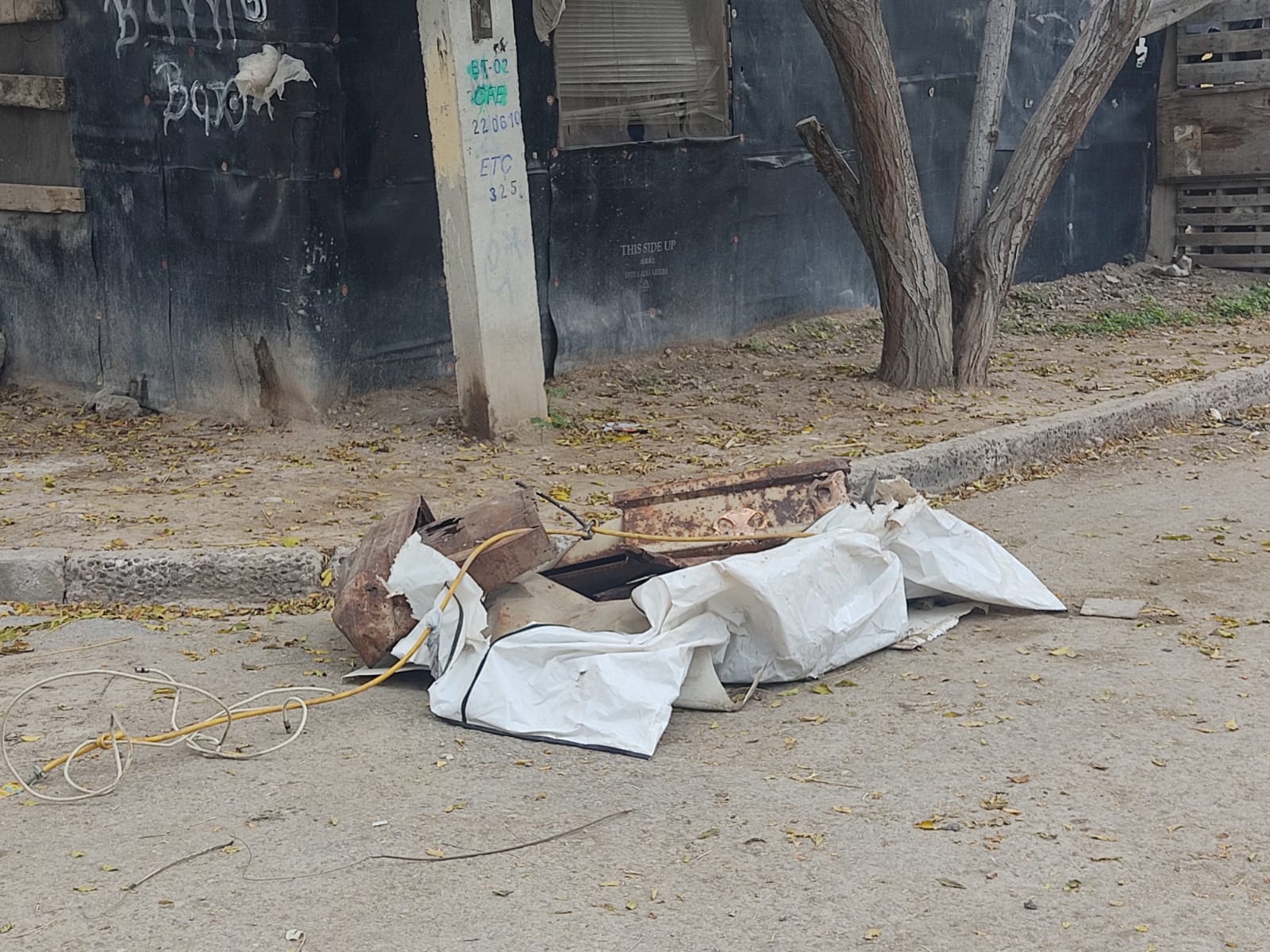 En calles de la colonia Santiago Ramírez abandonan una caja de muerto envuelta en un bolsa mortuoria