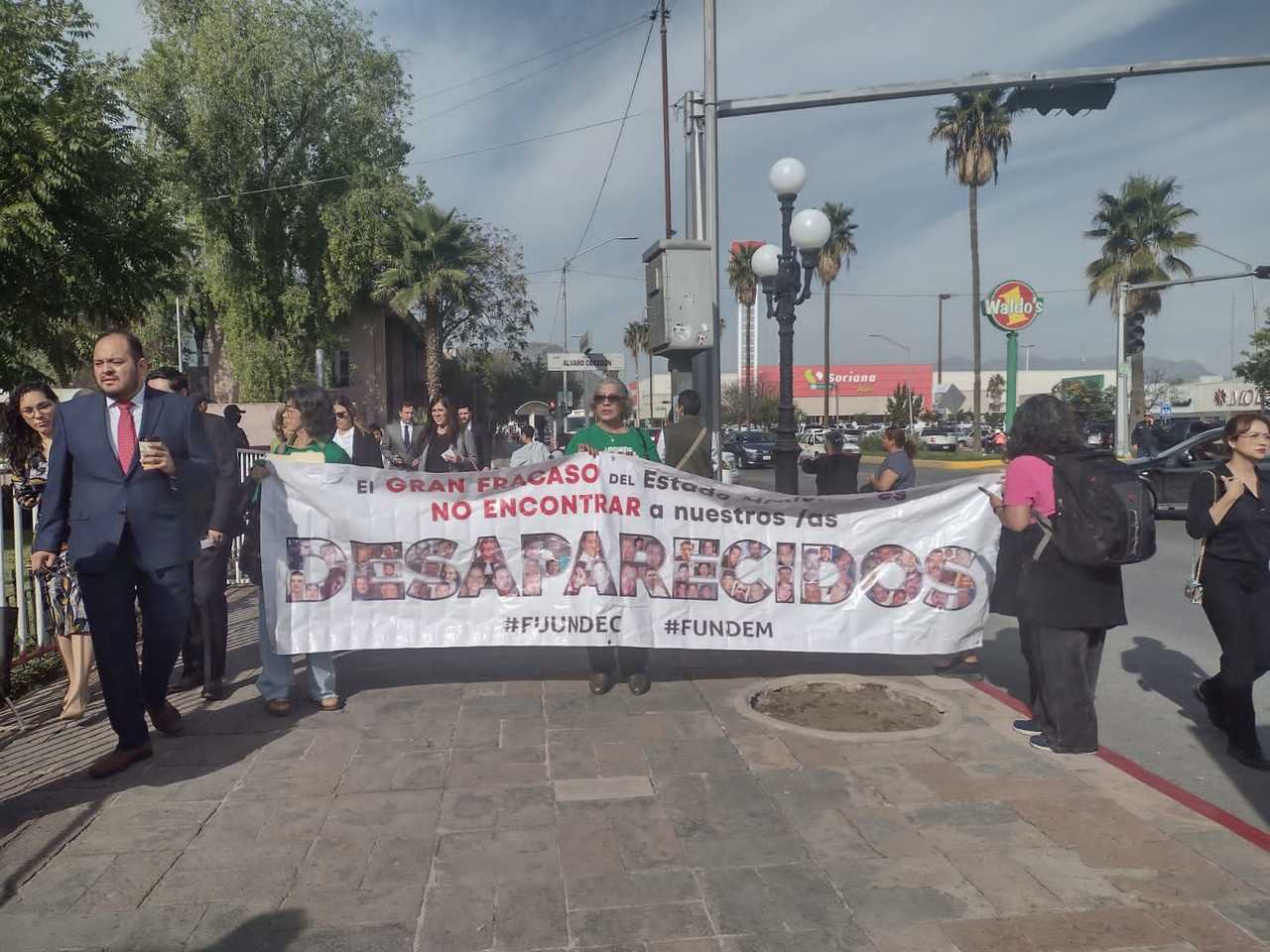 Familiares de desaparecidos se manifiestan al exterior del Congreso