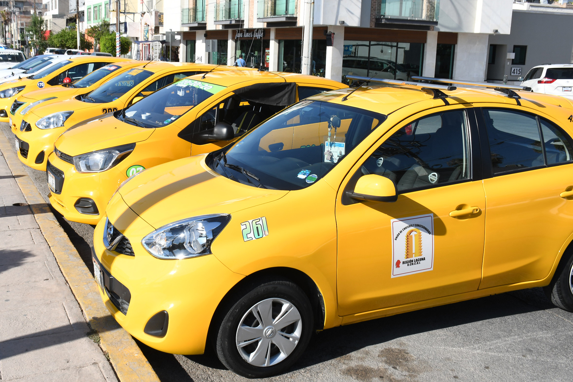 Abren licitaciones públicas para 1,300 concesiones de taxis y tres para el servicio de grúas en Torreón