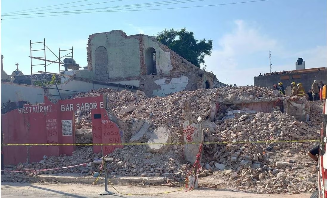 Derrumbe de edificio deja 2 muertos en Tampico, Tamaulipas. (ESPECIAL)