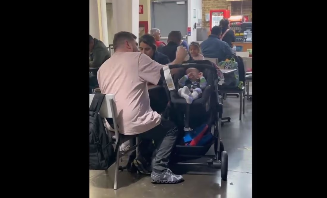 VIDEO: Indigna hombre que golpea a bebé en la cabeza en aeropuerto