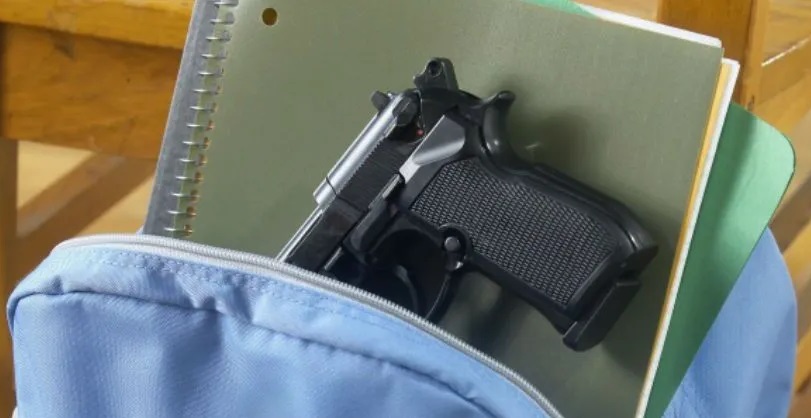 Niño muere tras dispararse con un arma de fuego en la escuela 