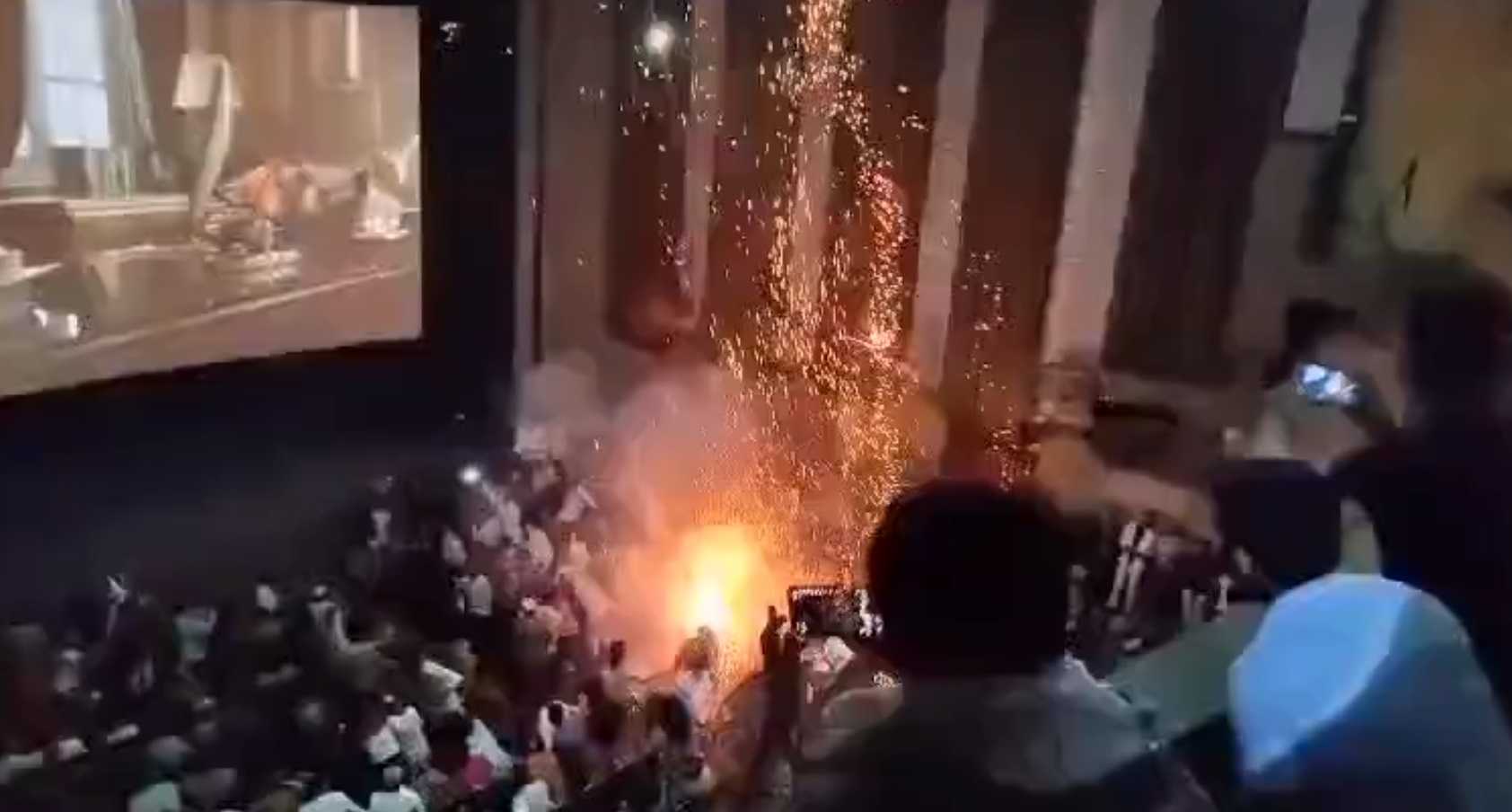 Lanzan fuegos artificiales dentro de una sala de cine 