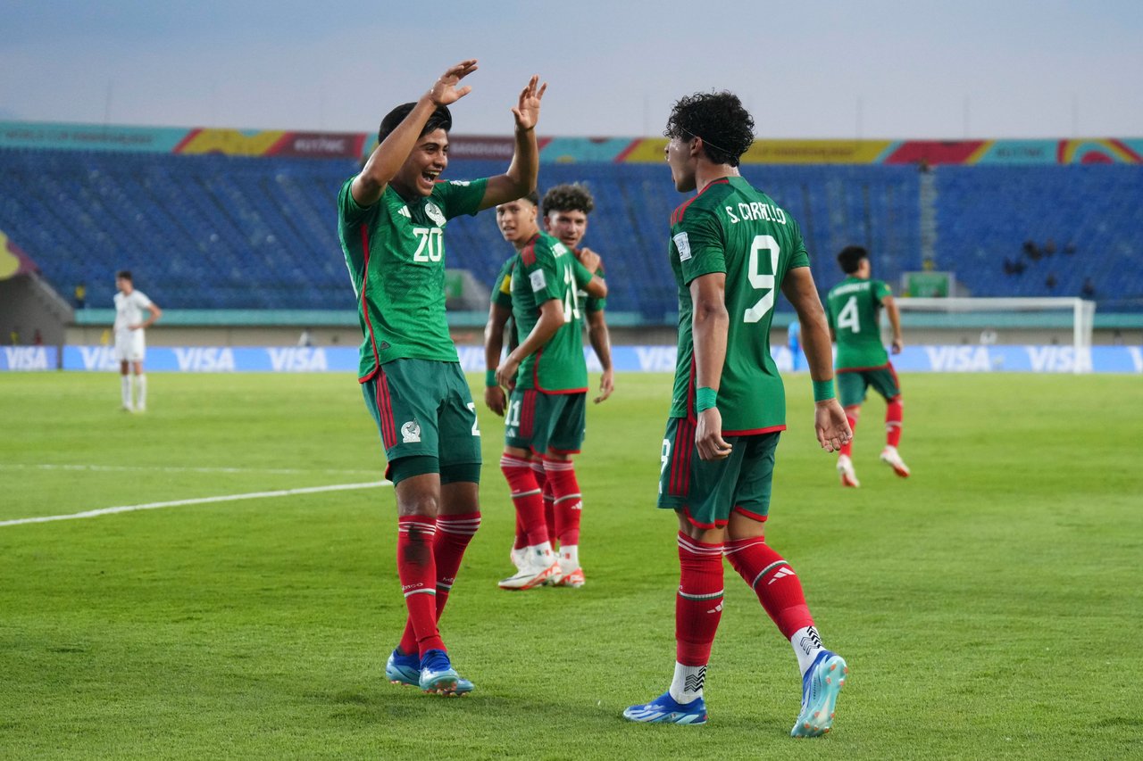 Con buen frentazo en el área, el canterano de los Guerreros, Stephano Carrillo (der) le dio el empate momentáneo a los aztecas en Mundial.