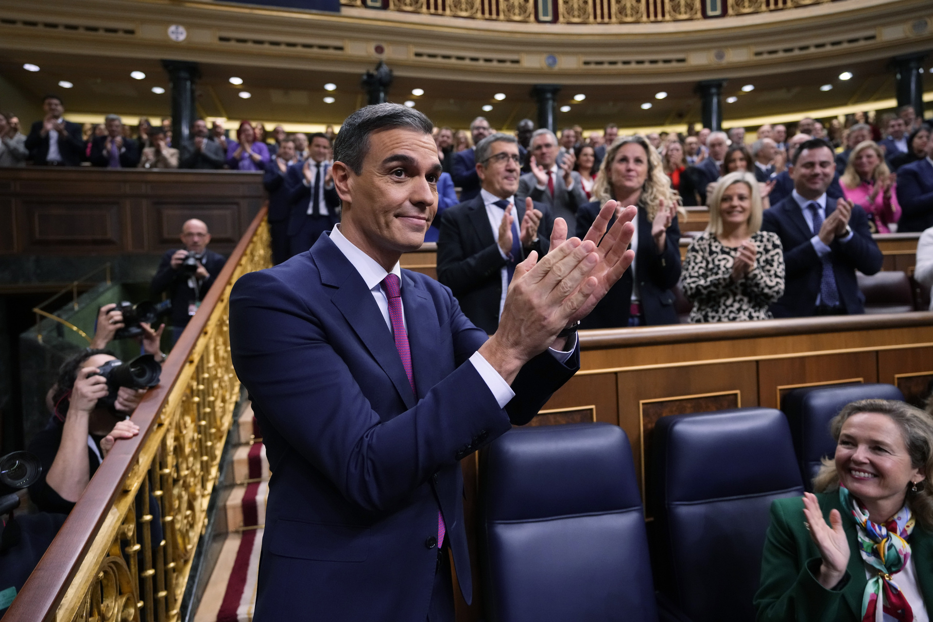 Sánchez recibió el apoyo de los partidos de izquierdas, independentistas, nacionalistas y regionalistas. (AP)